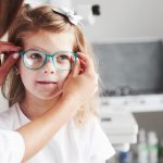 La historia de los anteojos y cómo han evolucionado con el tiempo